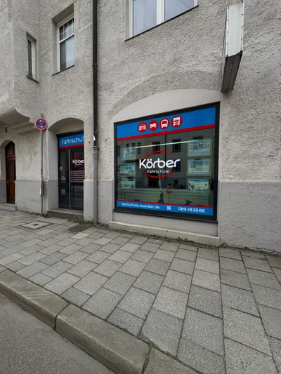 Außenansicht der Fahrschule Körber in der Leonrodstraße 42