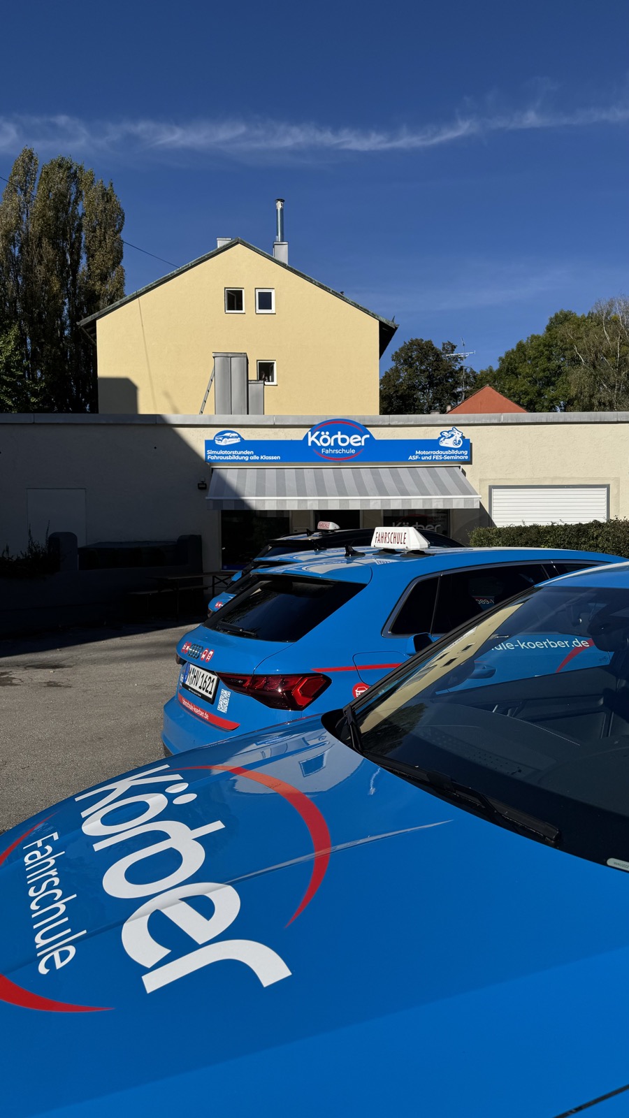 Körber-Fahrschulfahrzeuge vor der Filiale in der Feldmochinger Straße 11